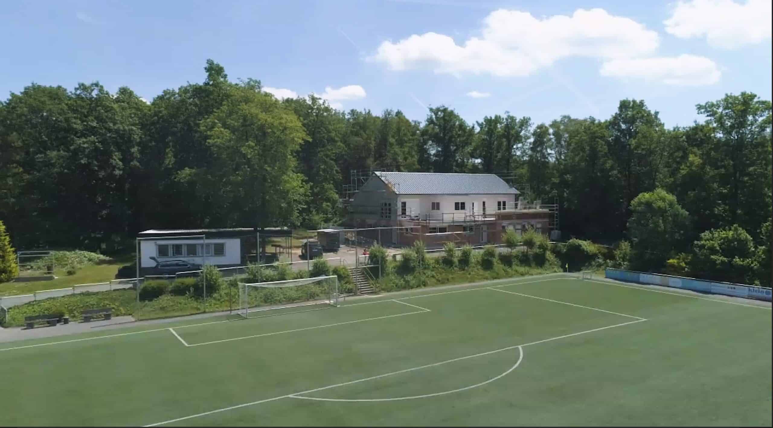 Der Fussball Platz der Spielvereinigung im Fordergrund. im Hintergrund links zu sehen das alte Vereinsheim, rechts das neue Vereinsheim in Baugerüsten